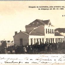 02 – Postal de correio comemorativo da chegada a Bragança da 1ª locomotiva a vapor (26 de Outubro de 1906)
