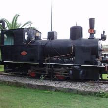 02 – Linha do Sabor. Locomotiva exposta no Jardim da Estação de Vila Real. 2000. Foto Luís Canotilho