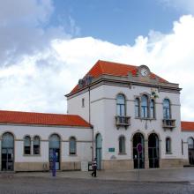 04 – Estação de Caminho de Ferro de Bragança. Postal ilustrado, pintado a cor para impressão, de 1906