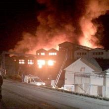 05 – Incêndio no Cachão, transformado em depósito de resíduos plásticos em 2016. Foto de autor desconhecido