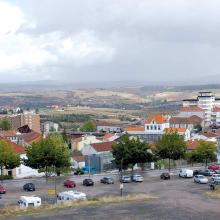 05 – Vista, da Estação de Caminho de Ferro de Bragança, junto à actual Escola Abade de Baçal. Observa-se que a Estação foi construída num espaço ainda por urbanizar